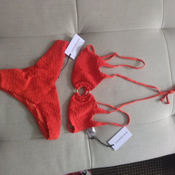 We wore what bikini top and bottom - Picture 4 of 5